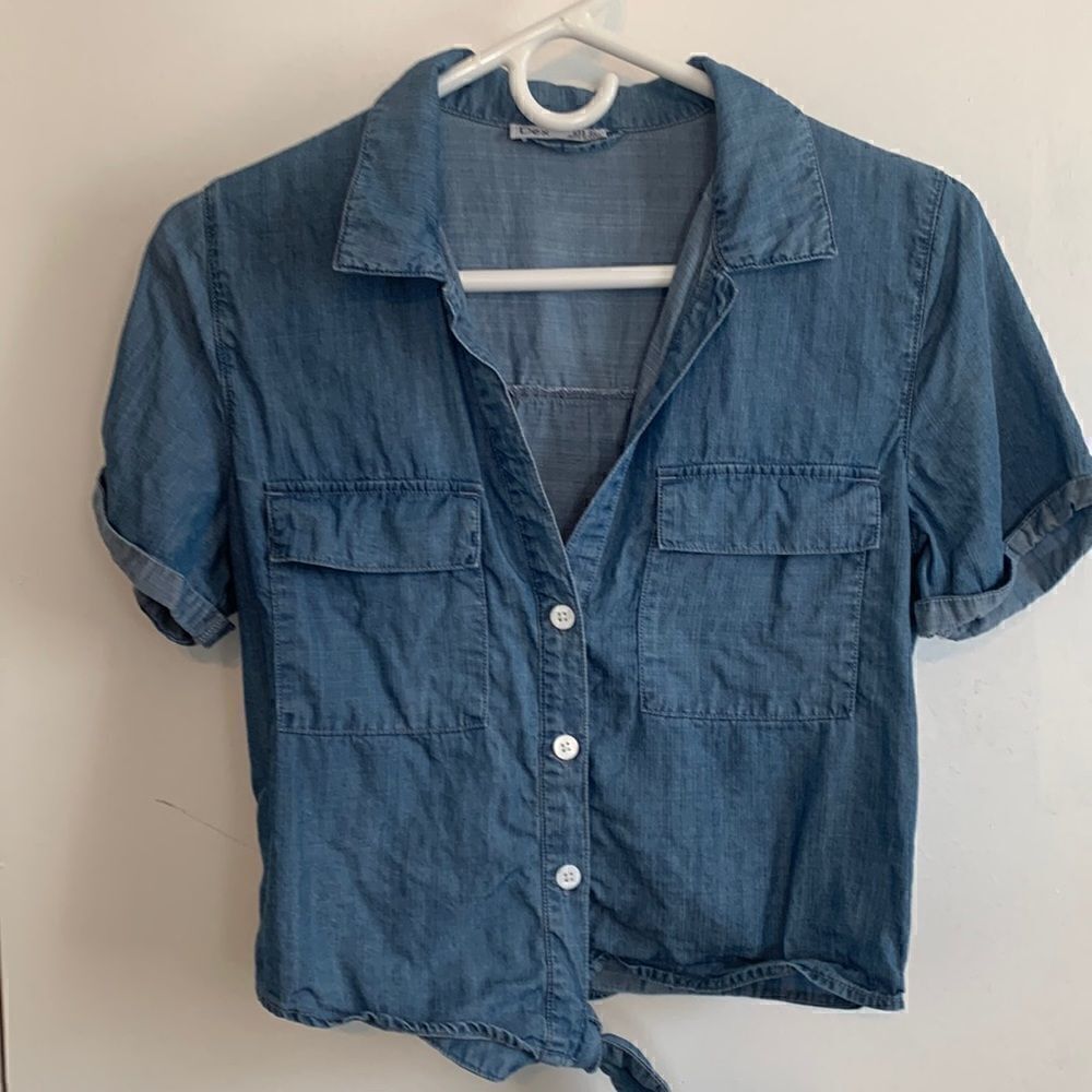 EUC Dex denim short sleeve button down top! Size XS